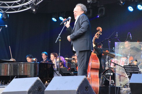 Foto Andor Heij. Bert Visscher met Noordpool Orkest