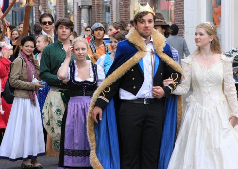 Foto Andor Heij. Parade in de Oosterstraat