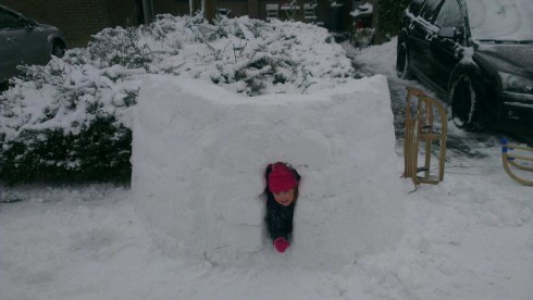 Drie kwartier later. De iglo in de tuin van Roelard Smit begint steeds meer op een echte iglo te lijken! Foto: Roelard Smit