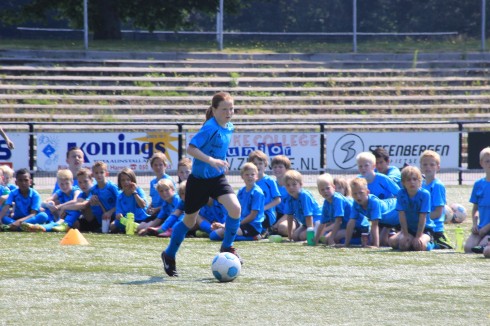 Foto Andor Heij. Nikée, één van de weinige meisjes, was wel alle jongens de baas bij dribbelen en afwerken. 