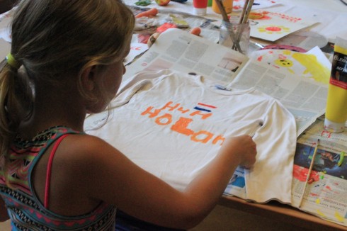 Foto Andor Heij. Oranje T Shirt in de maak bij Jonge Onderzoekers. 