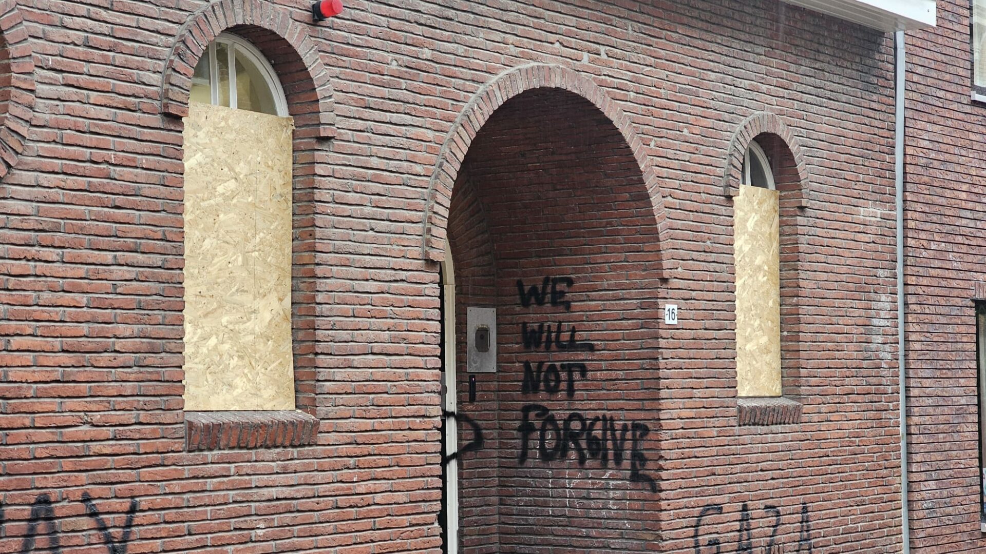 Ruiten Ingegooid Van Rug Pand Aan Muurstraat Ook Heymansgebouw Beklad