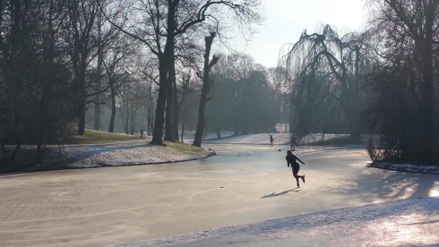 Foto Annemarieke Hunze. Een enkeling waagde zich op het ijs. 