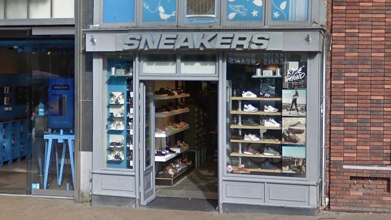 Zwakheid Mam knop Deuren schoenenwinkels Sneakers in Groningen op slot door faillissement |  OOG Groningen