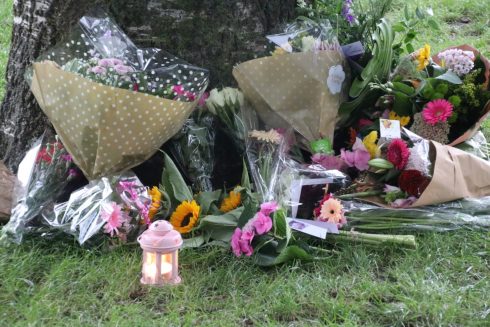 Buurtbewoners Leggen Bloemen Op Schoolplein Voor Doodgestoken Tiener ...