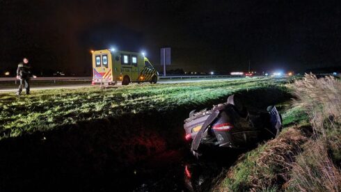 Auto Belandt Op De Kop In De Sloot Na Aanrijding Met Vrachtwagen | OOG ...