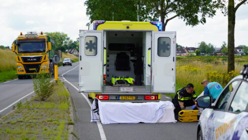 Fietser Met Spoed Naar Ziekenhuis Na Forse Aanrijding Op Hoendiep | OOG ...